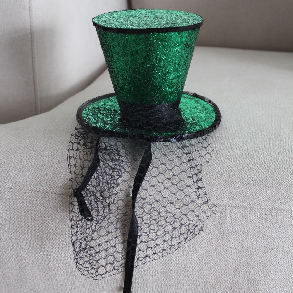 Leg Avenue Mini Top Hat with Mesh Veil